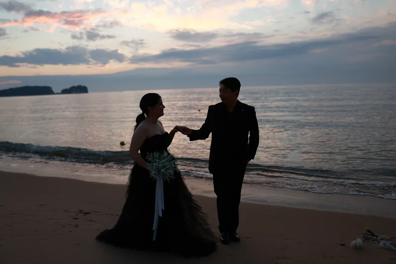 Sara e Jiwon collidos da man na praia ao solpor